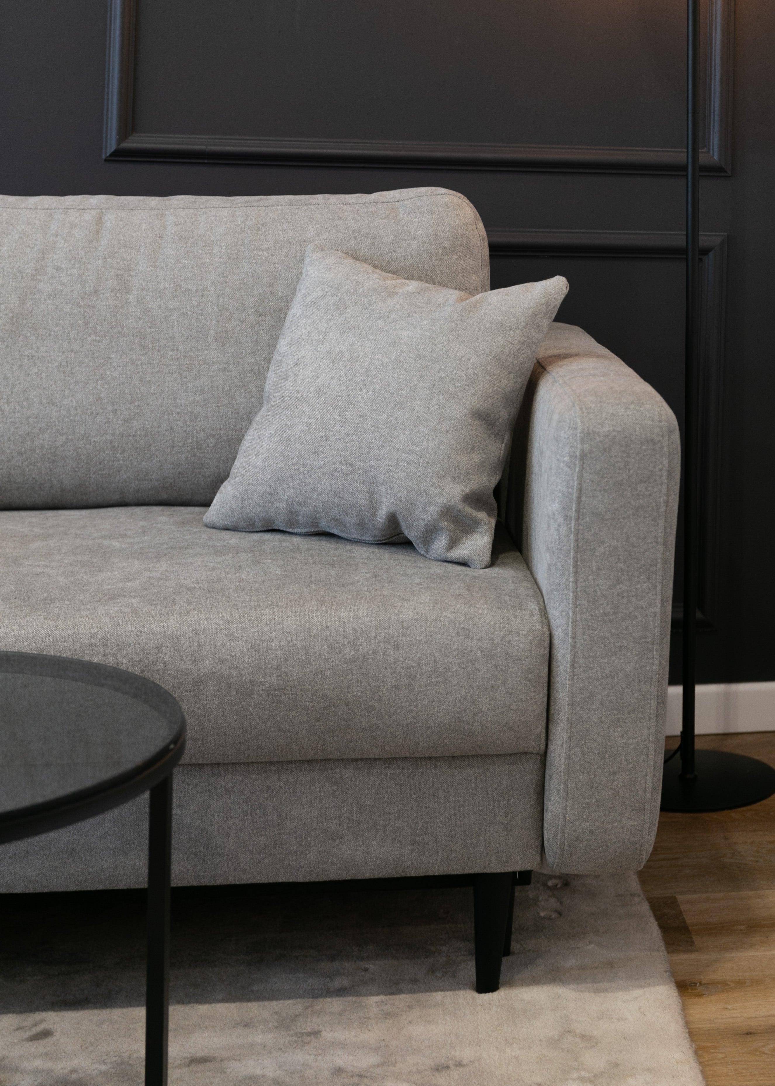 Ausziehbares Dreisitzer-Sofa Valico in Grau aus pflegeleichtem Chenille-Stoff, schwarze Beine