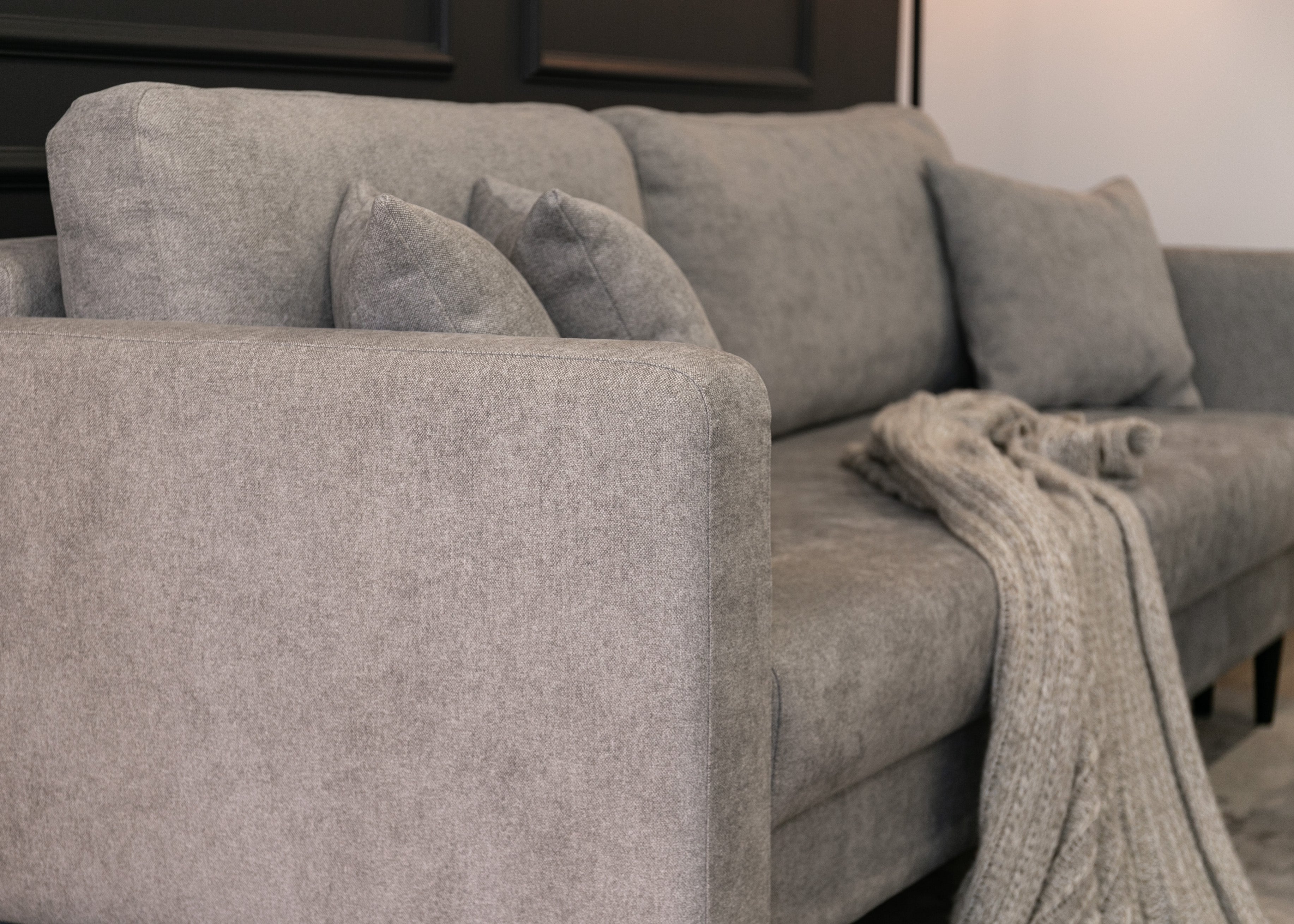 Ausziehbares Dreisitzer-Sofa Valico in Grau aus pflegeleichtem Chenille-Stoff, schwarze Beine