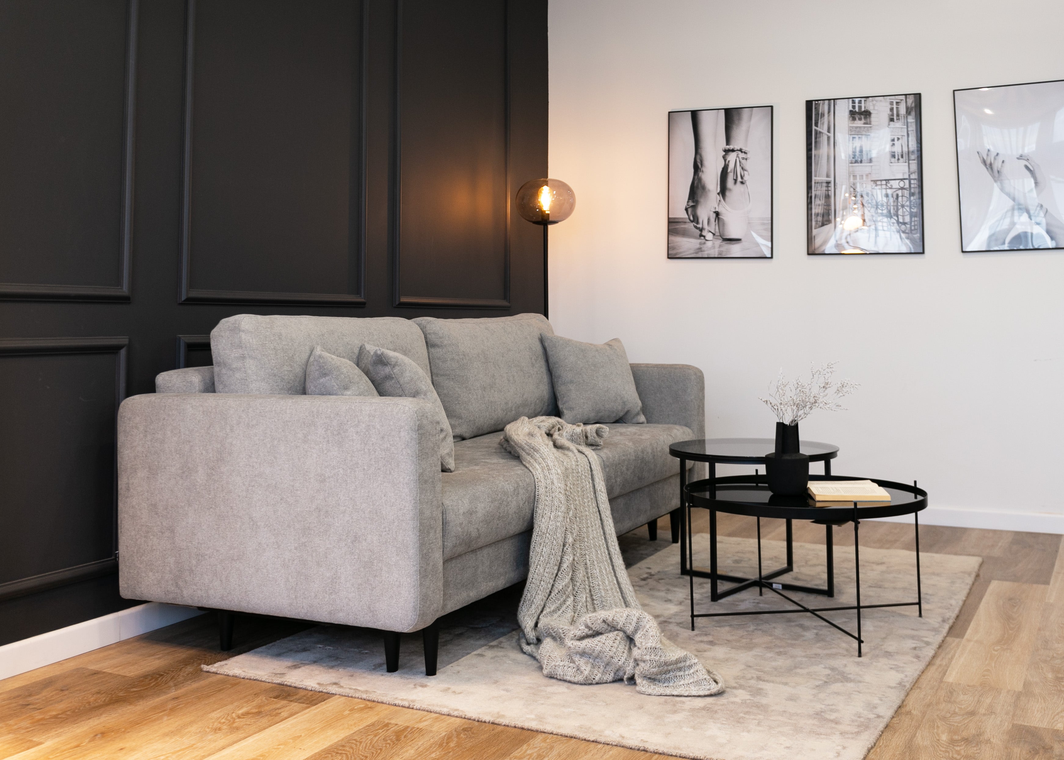Ausziehbares Dreisitzer-Sofa Valico in Grau aus pflegeleichtem Chenille-Stoff, schwarze Beine