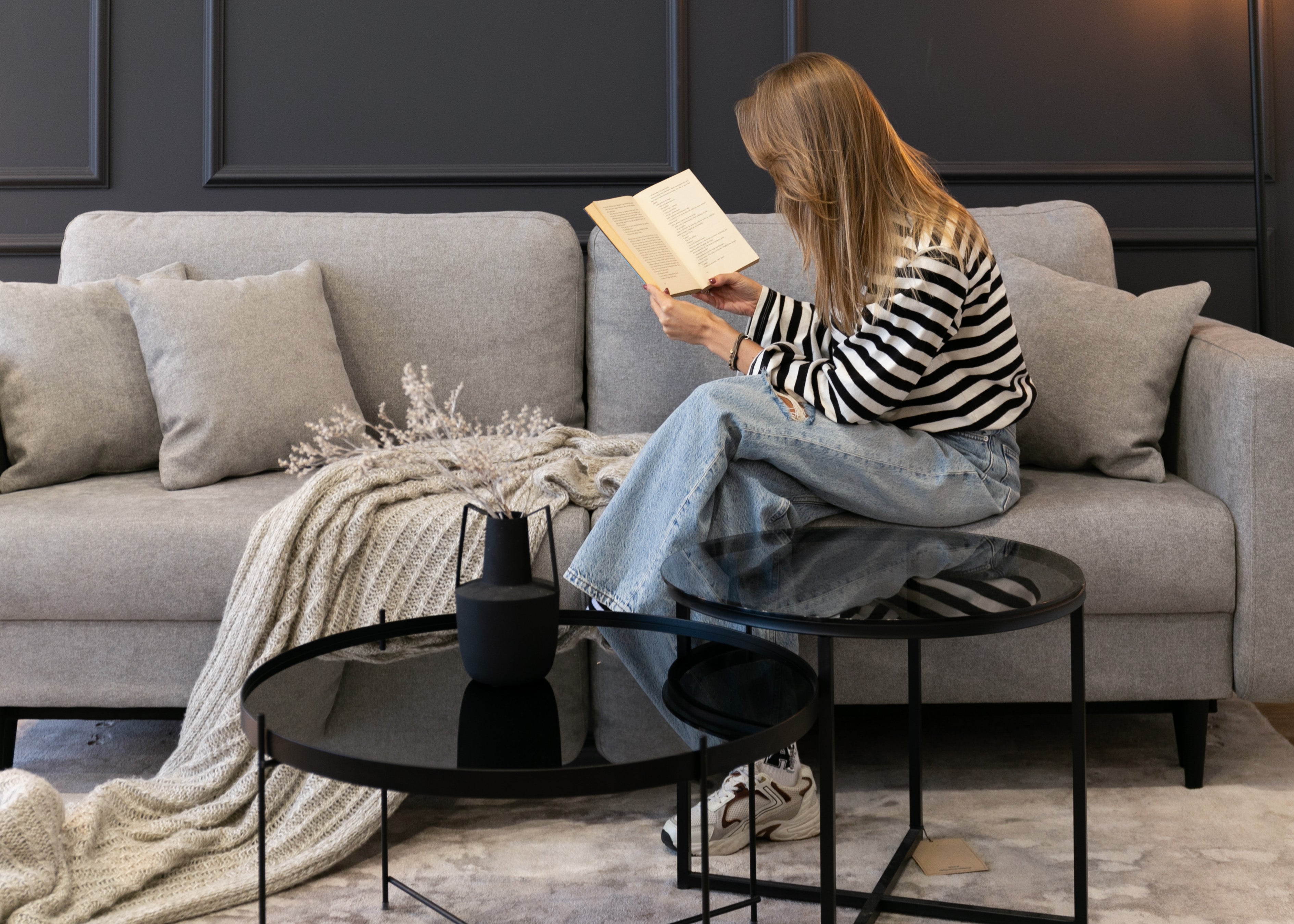 Ausziehbares Dreisitzer-Sofa Valico in Grau aus pflegeleichtem Chenille-Stoff, schwarze Beine