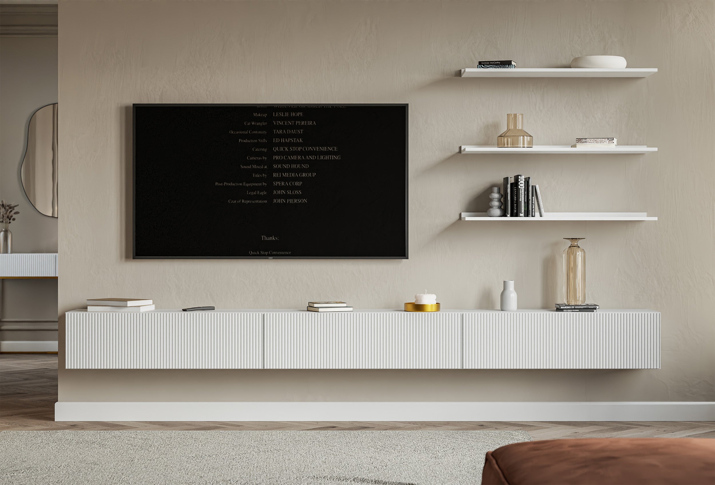 Hängender dreitüriger Veldio TV-Schrank mit geriffelter Front, 300 cm, weiß