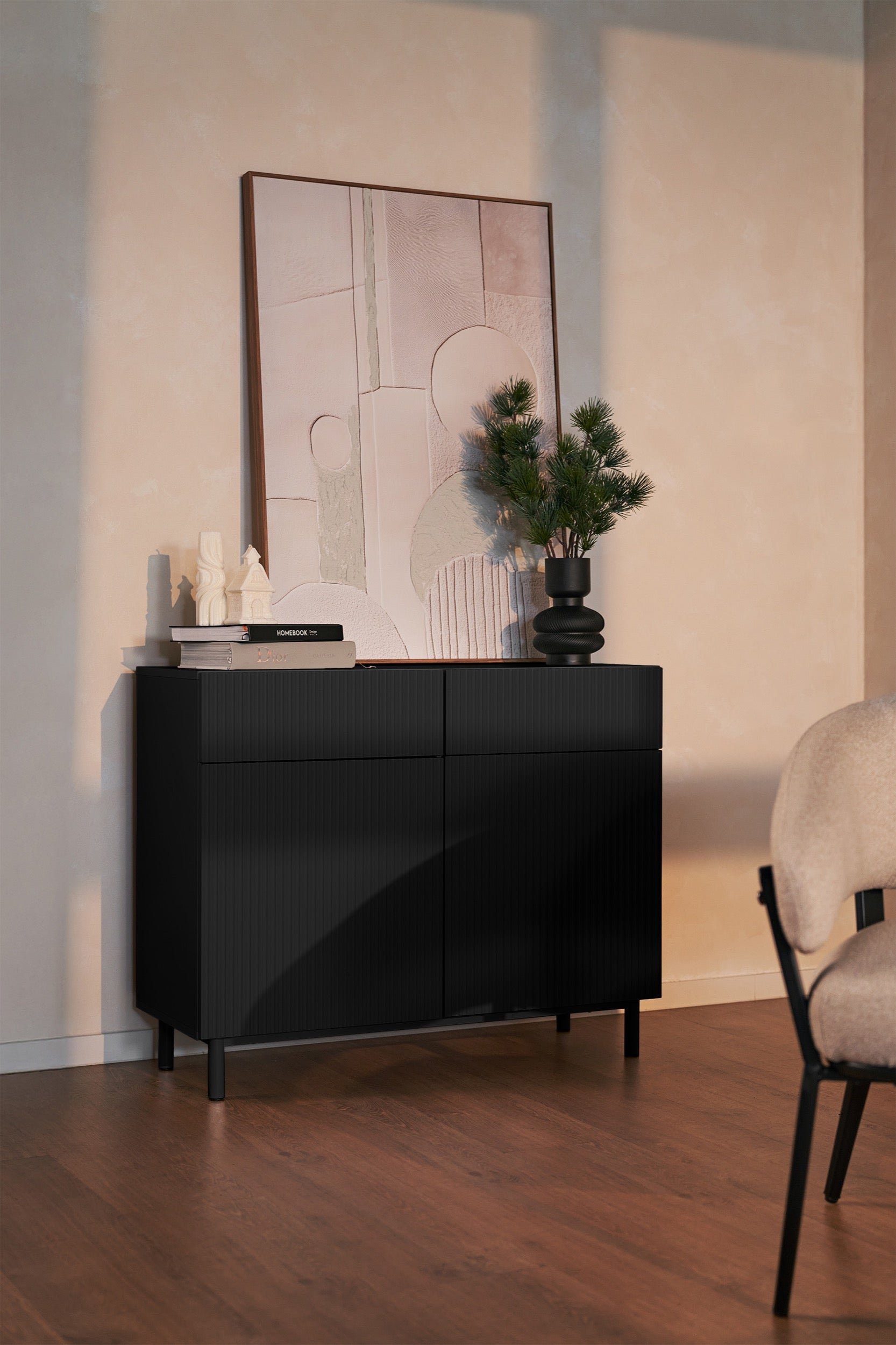 Zweiturige Kommode Veldio New mit gefräster Front und zwei Schubladen, 100 cm, schwarz