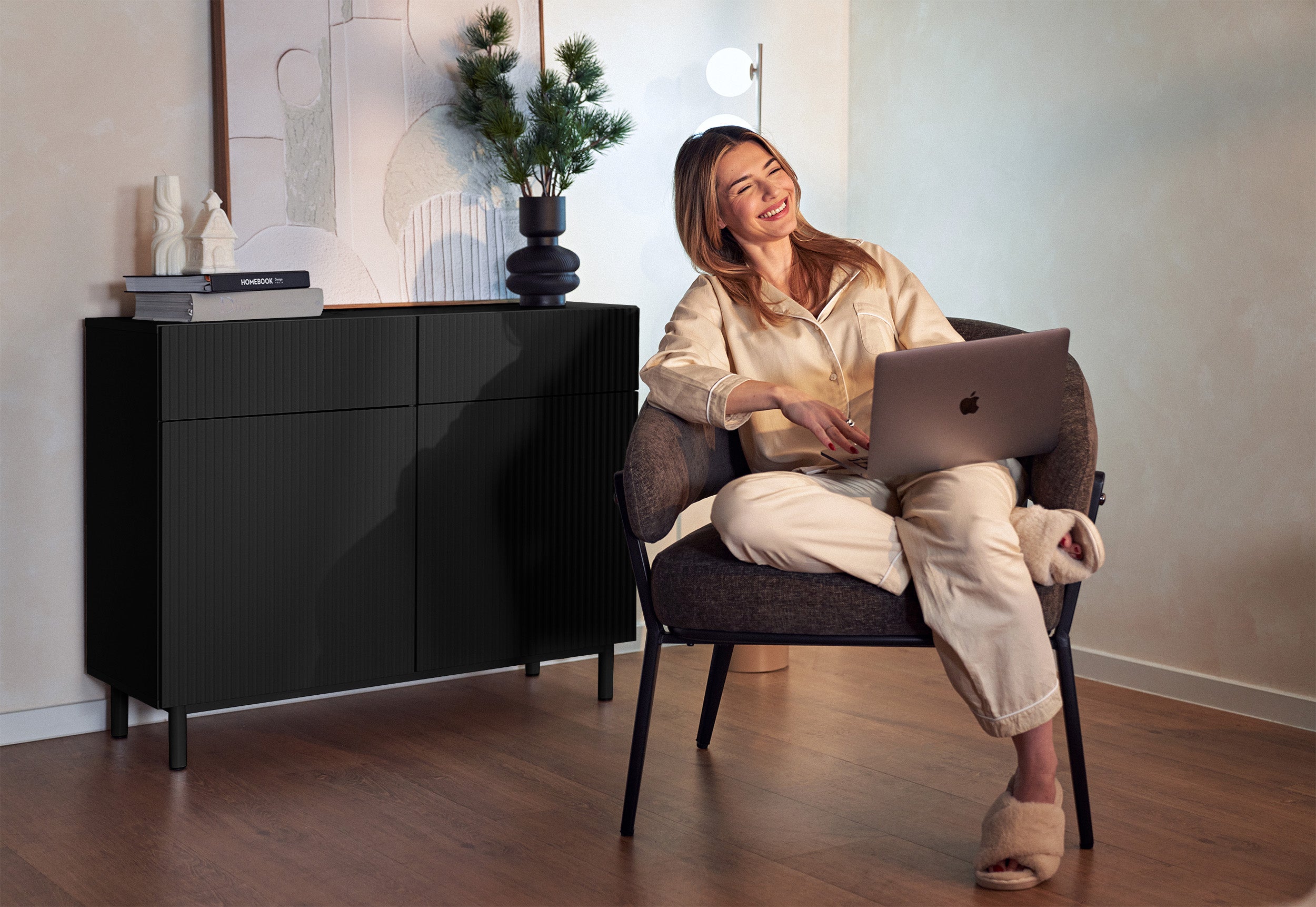 Zweiturige Kommode Veldio New mit gefräster Front und zwei Schubladen, 100 cm, schwarz
