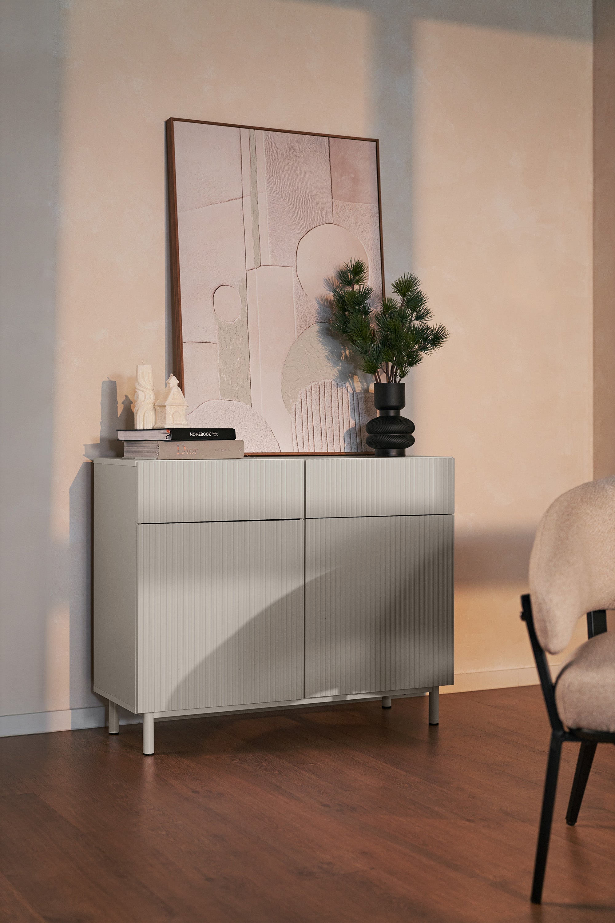 Zweiturige Kommode Veldio New mit gefräster Front und zwei Schubladen, 100 cm, grau-beige