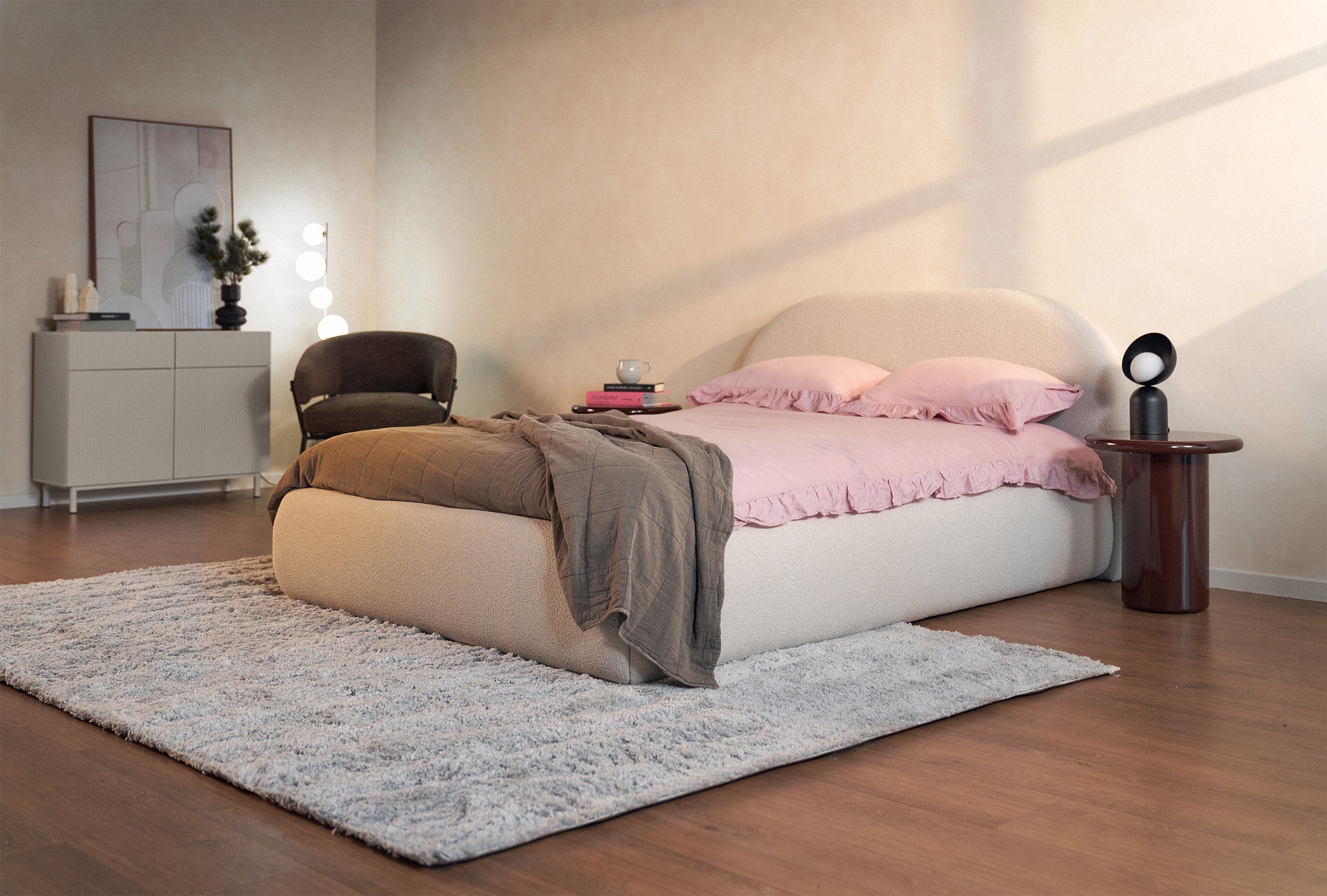 Zweiturige Kommode Veldio New mit gefräster Front und zwei Schubladen, 100 cm, grau-beige