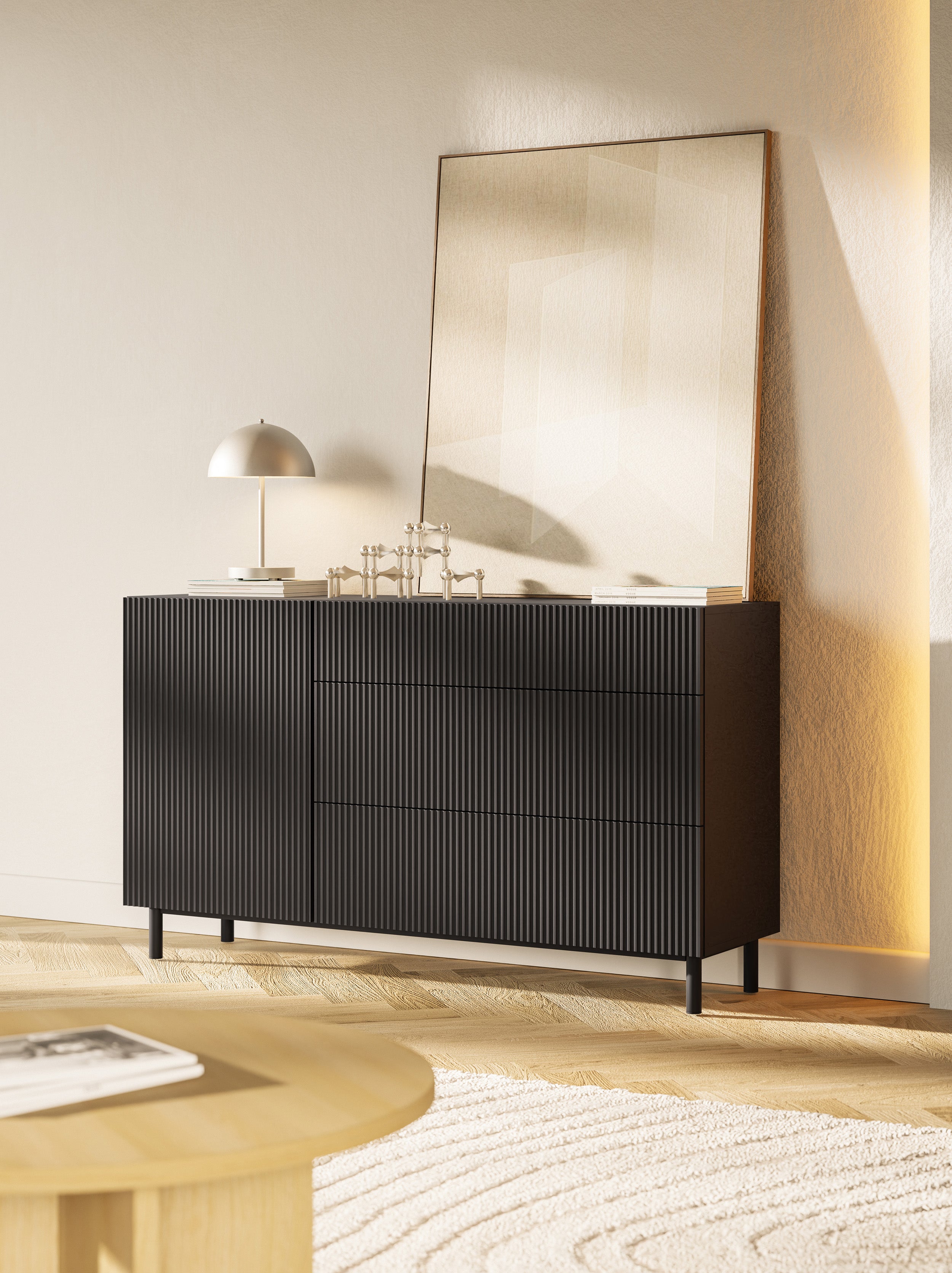 Einzeltürige Kommode Veldio New mit gefräster Front und drei Schubladen, 140 cm, schwarz