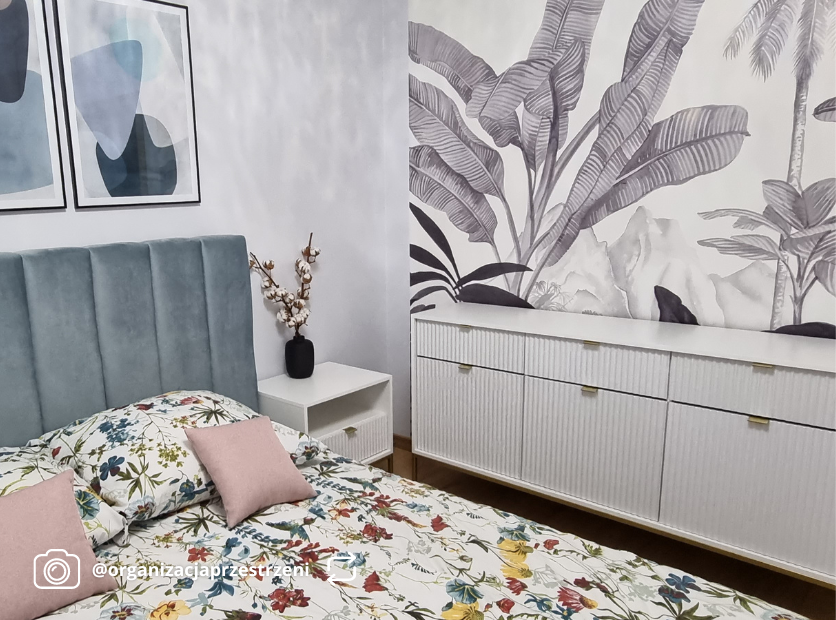 Drehtür-Kommode Vellore 154 cm weiß mit gerillten Fronten und goldenem Gestell