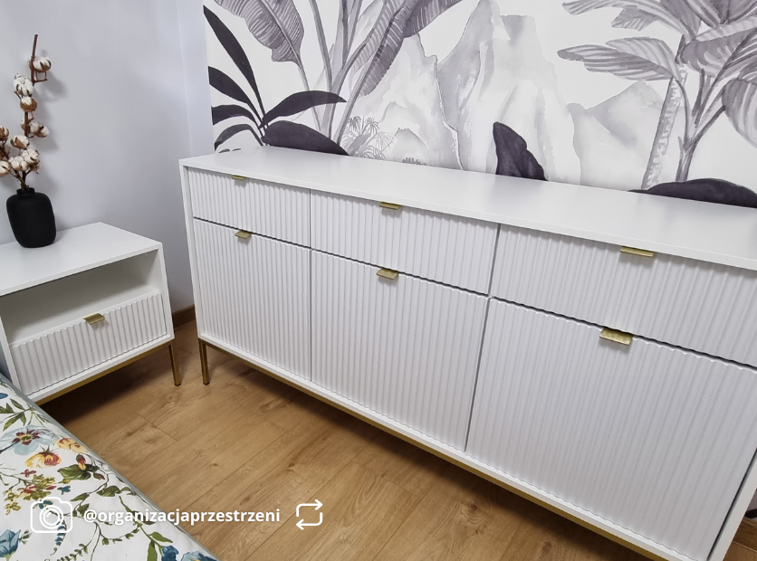 Drehtür-Kommode Vellore 154 cm weiß mit gerillten Fronten und goldenem Gestell