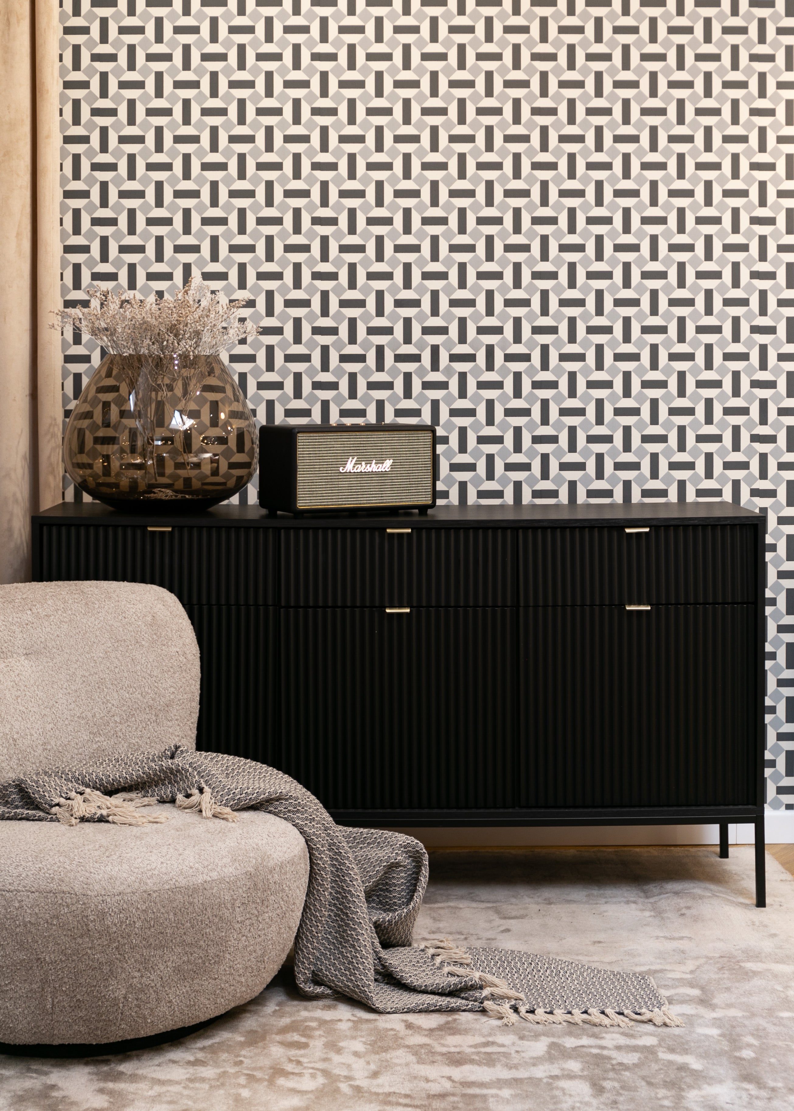 Drehtür-Kommode Vellore 154 cm schwarz mit geriffelten Fronten und goldenen Griffen