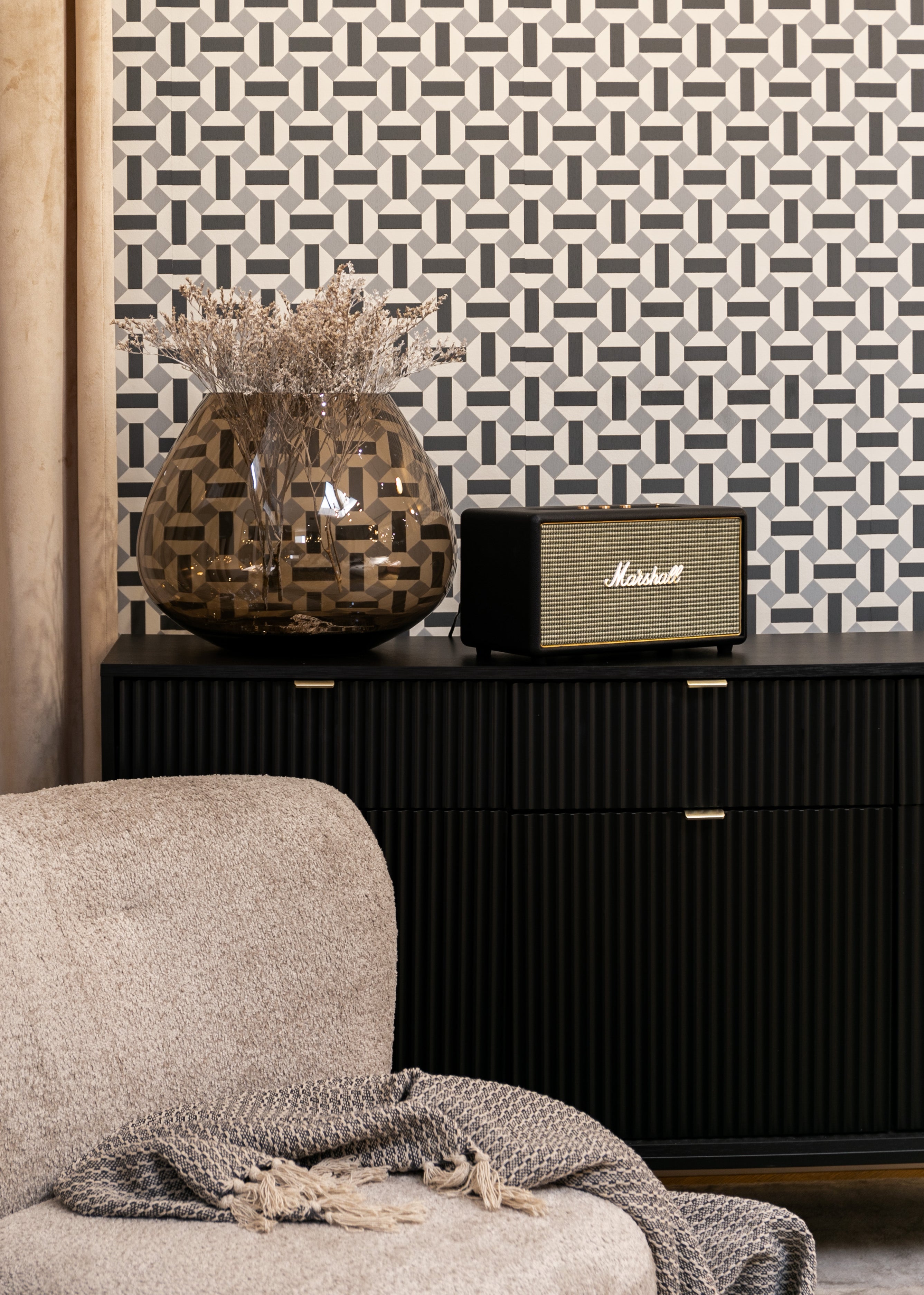 Drehtür-Kommode Vellore 154 cm schwarz mit geriffelten Fronten und goldenen Griffen