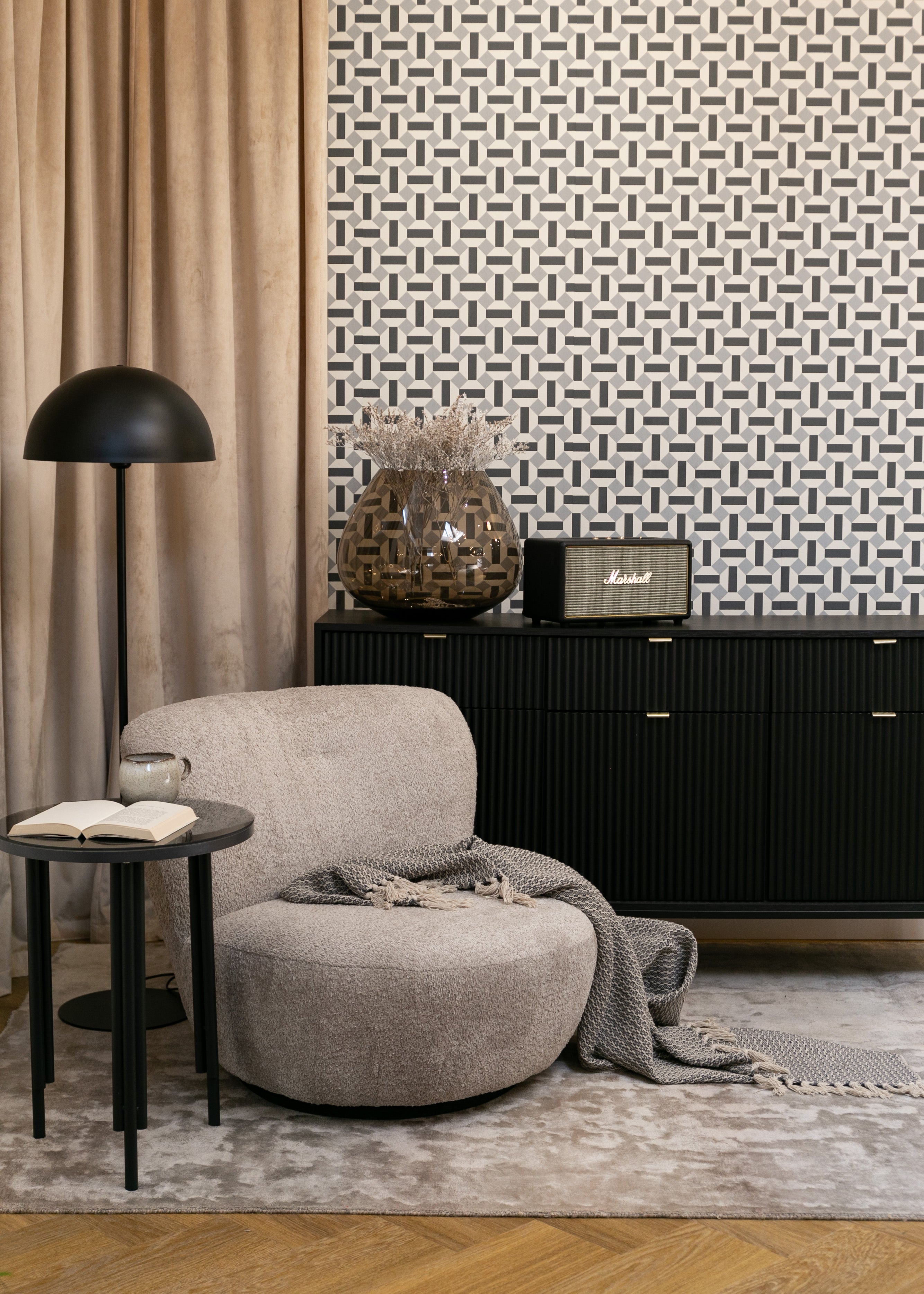 Drehtür-Kommode Vellore 154 cm schwarz mit geriffelten Fronten und goldenen Griffen