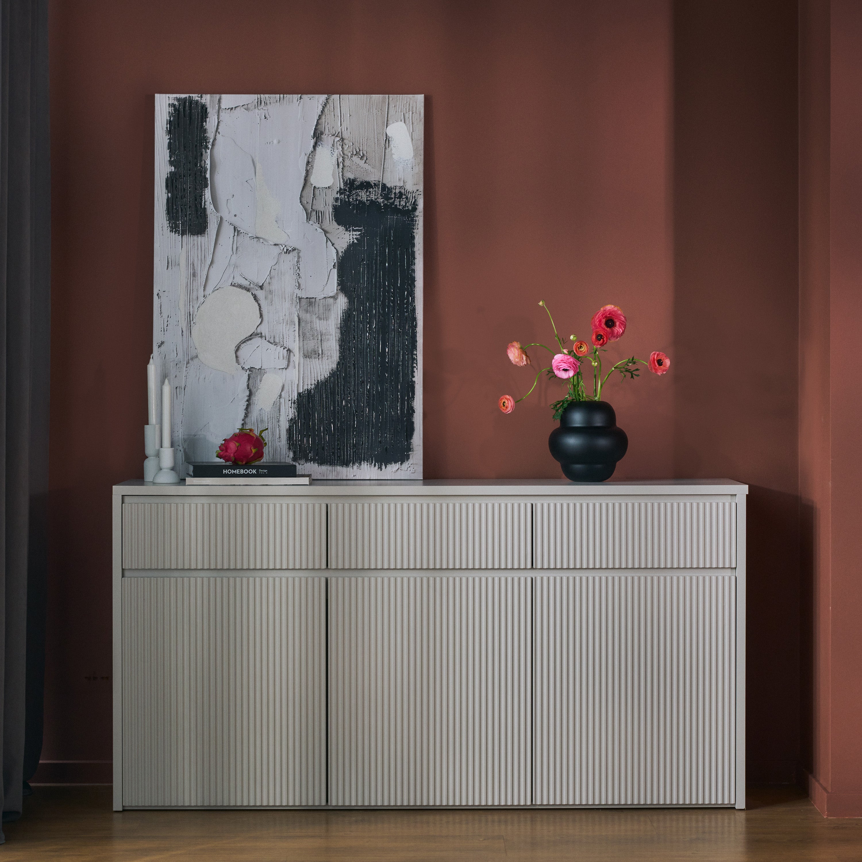 Drehtür-Kommode Vemmi mit drei Schubladen, 155 cm, mit geriffelter Kaschmir-Front