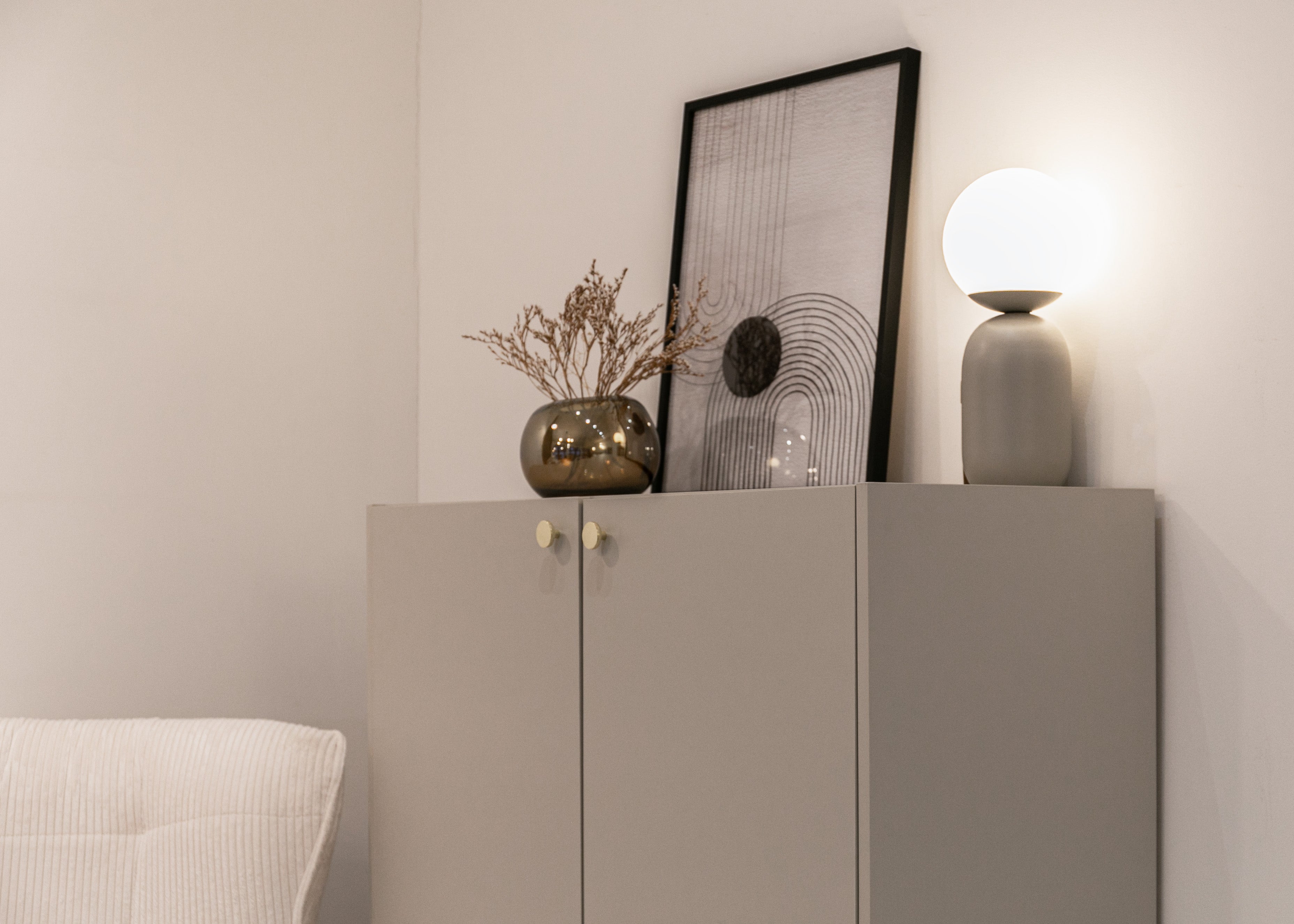 Hohe Kommode Divenos, zweiflügelig, 93 cm, Grau-Beige
