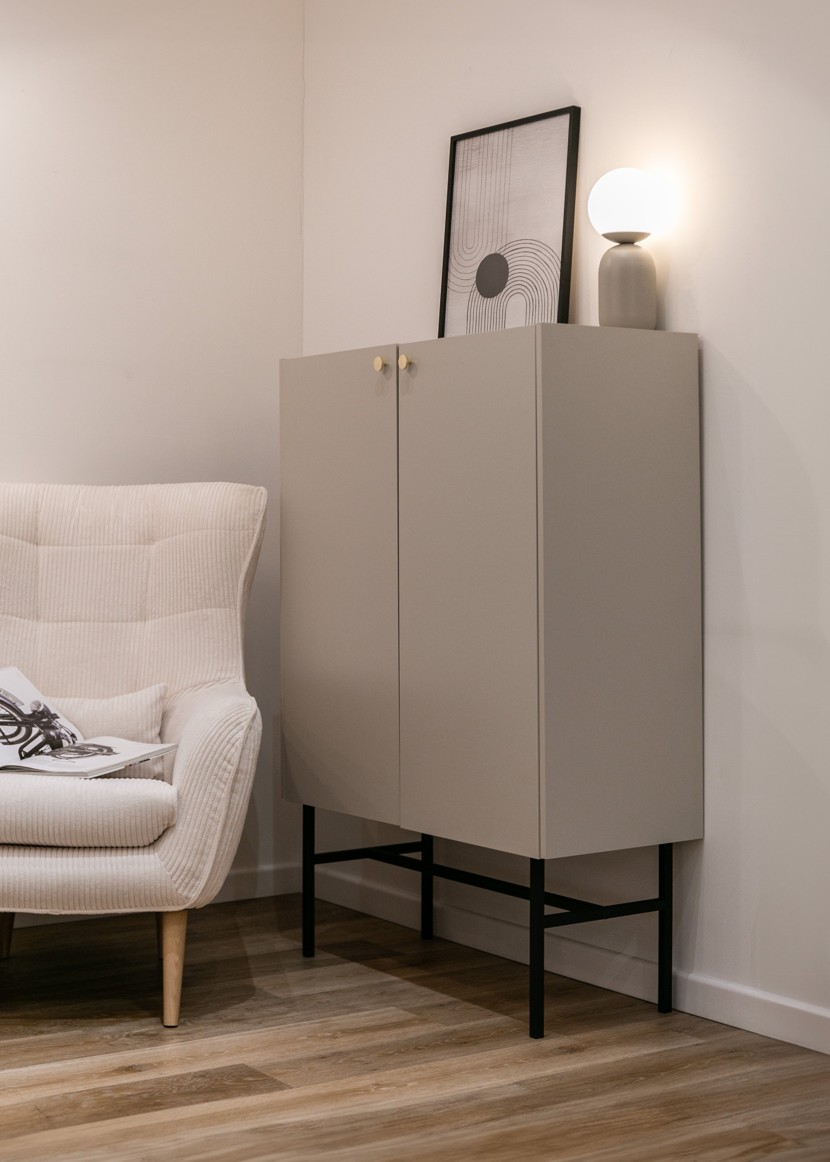 Hohe Kommode Divenos, zweiflügelig, 93 cm, Grau-Beige