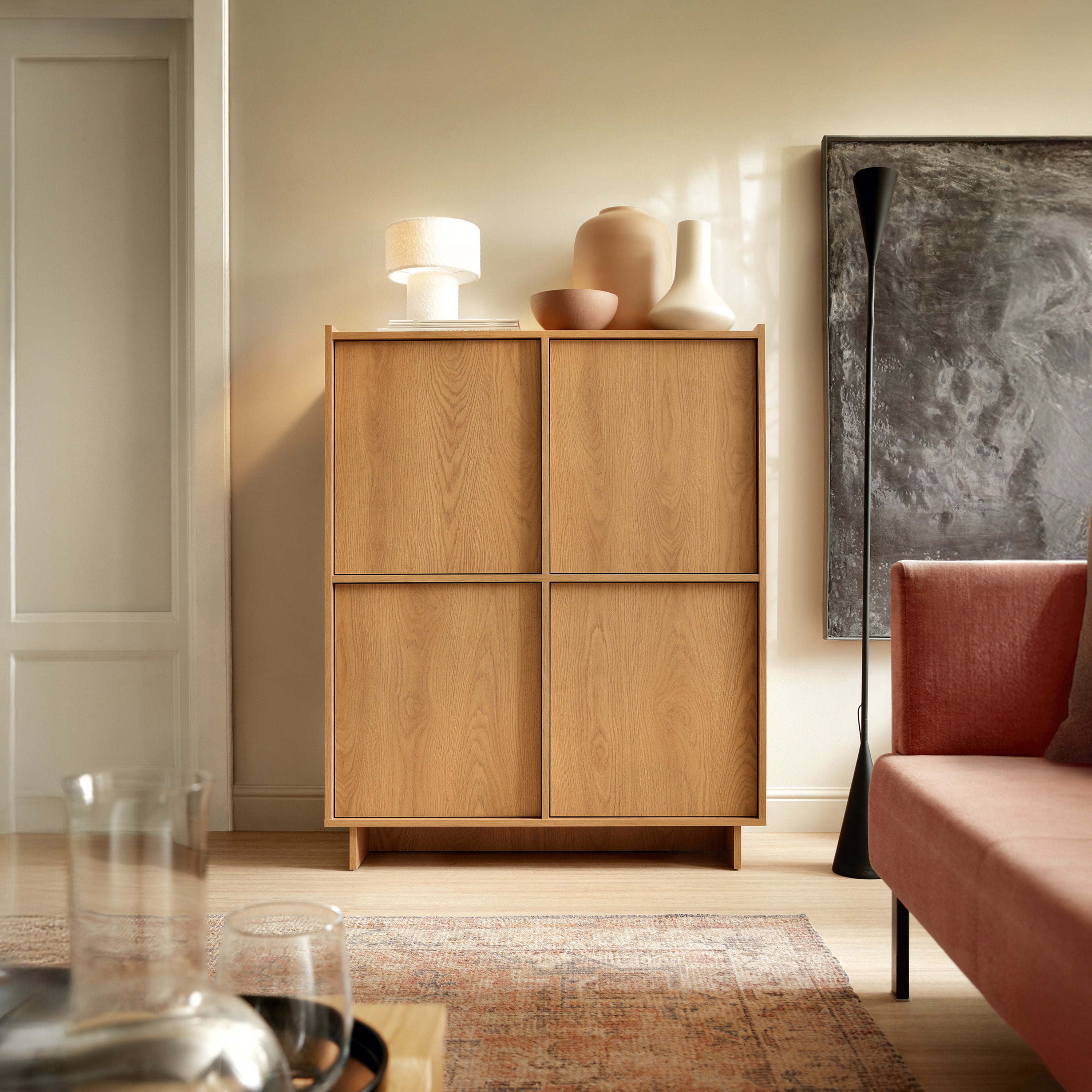 Vier­türige Kommode Yasumi 98 cm Karamelleiche