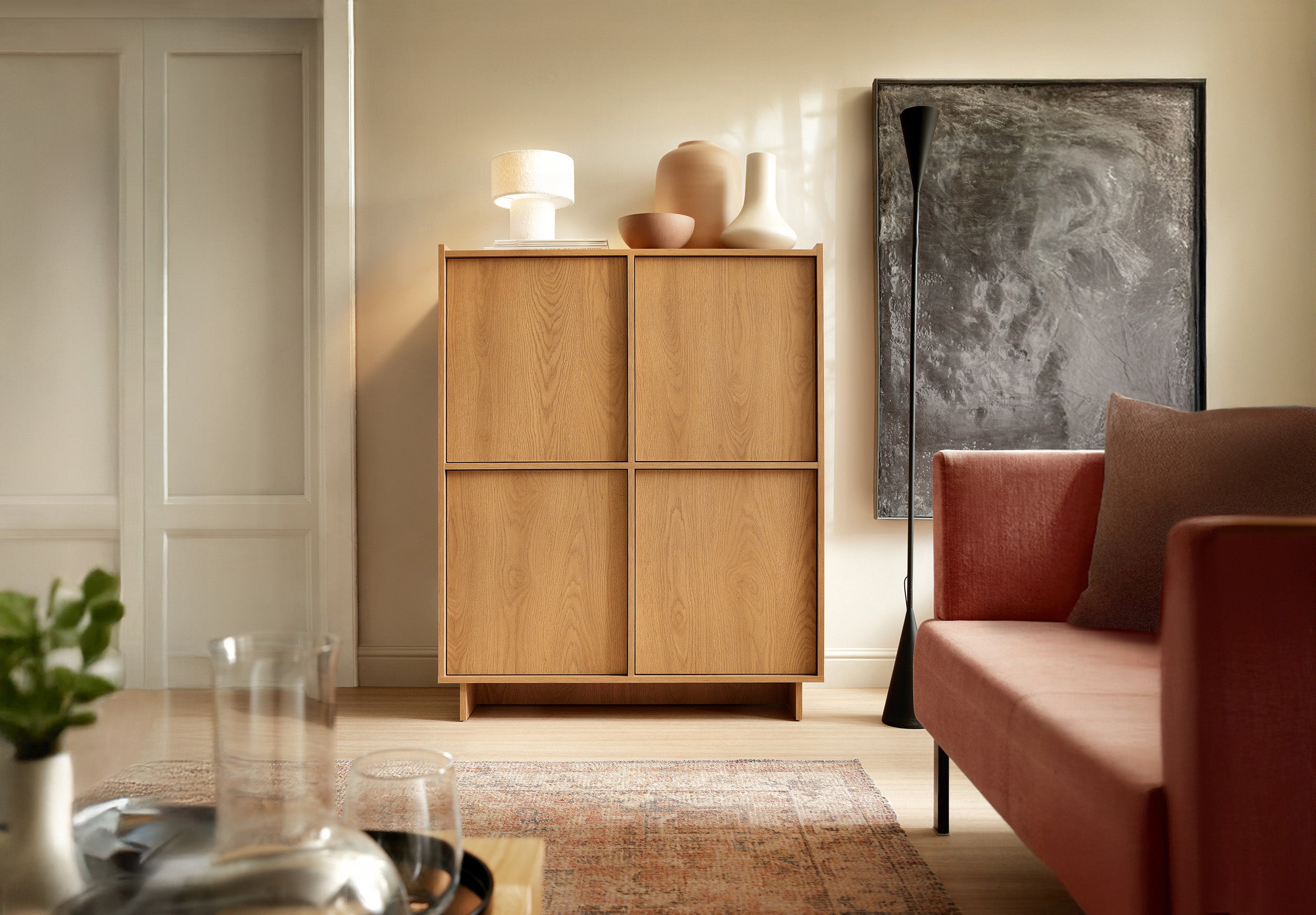 Vier­türige Kommode Yasumi 98 cm Karamelleiche