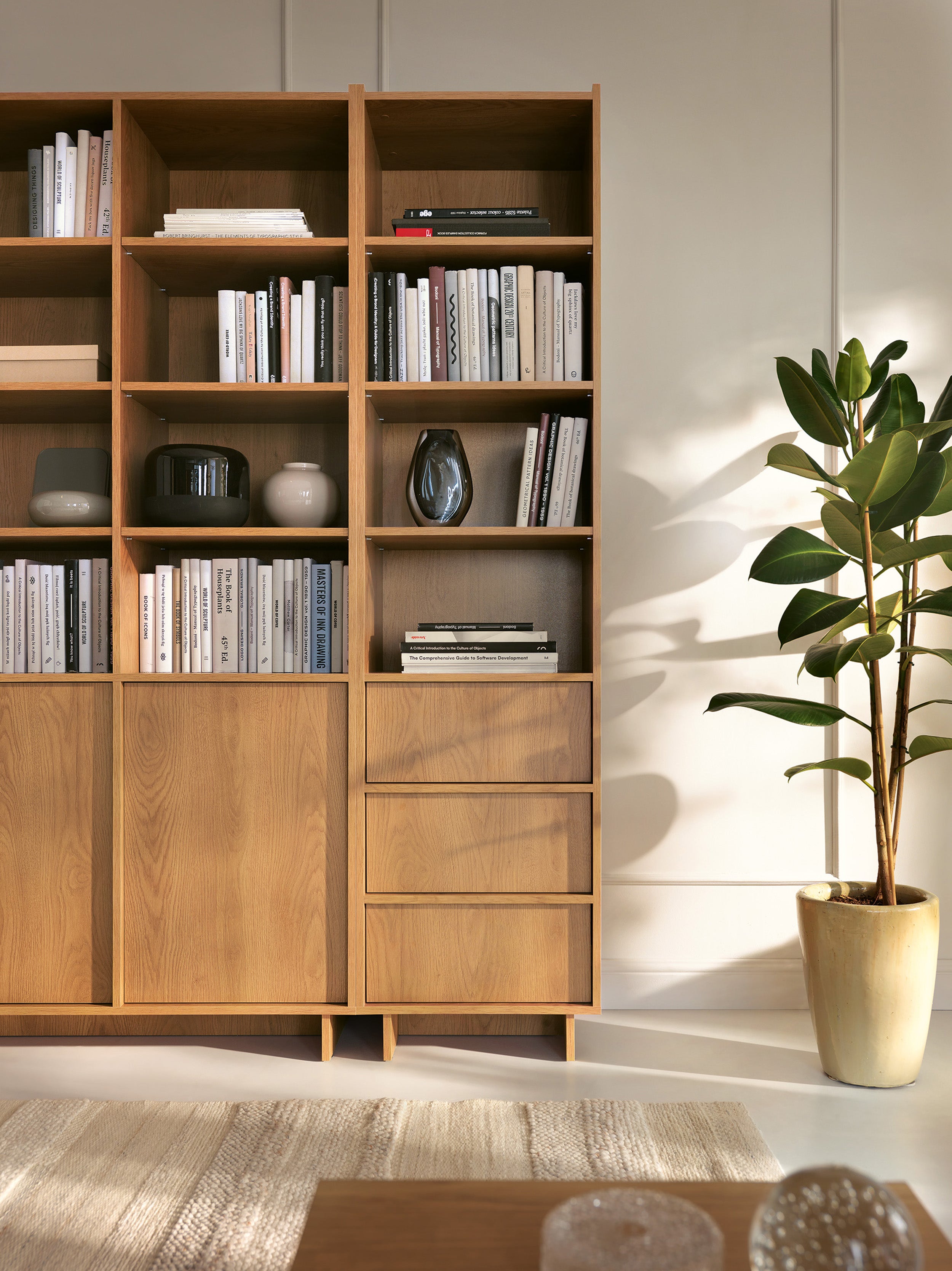 Yasumi Regal mit drei Schubladen und Regalen, 50 cm, Karamelleiche