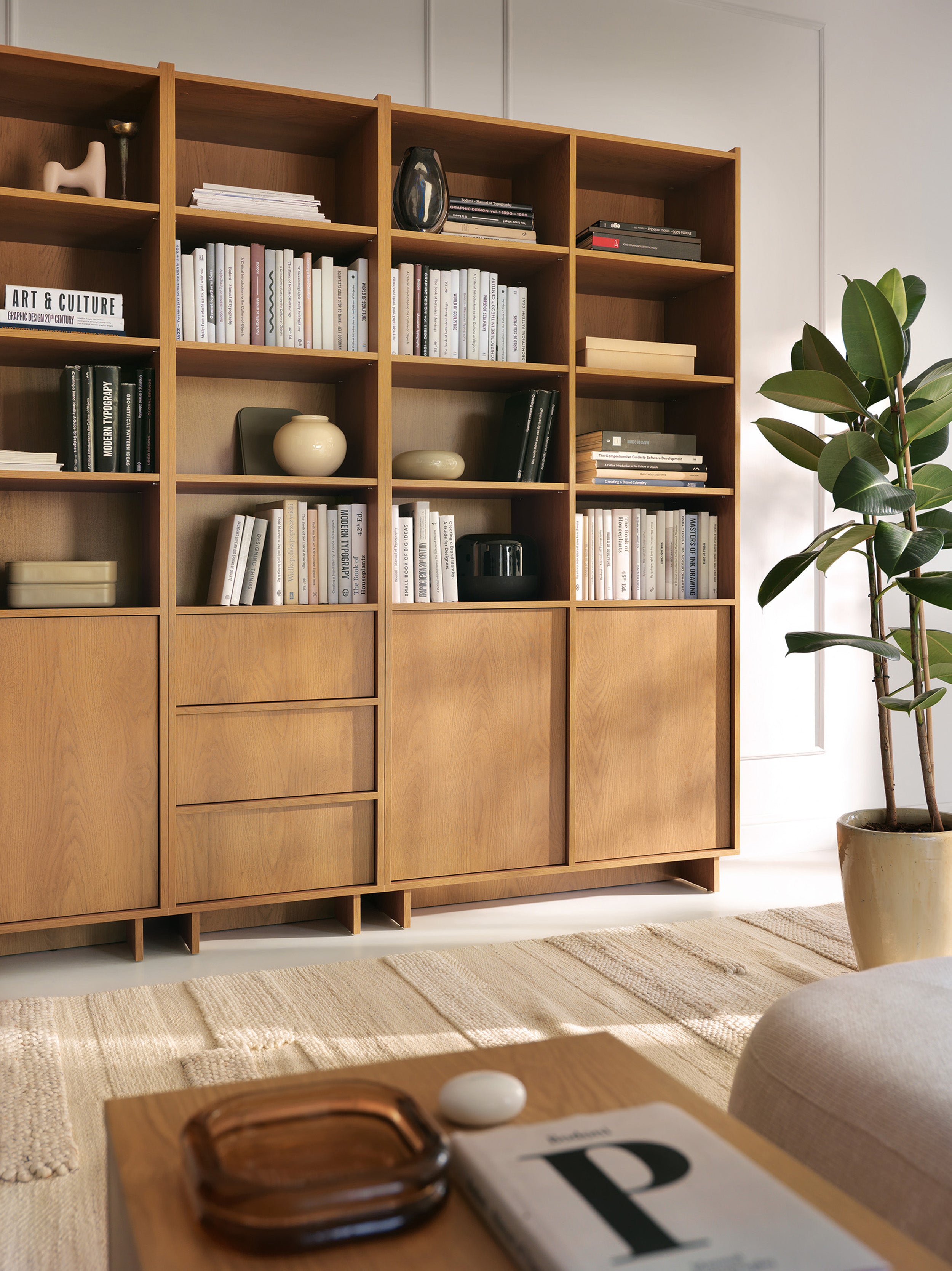 Zweittüriges Regal Yasumi mit Regalböden, 98 cm, Karamelleiche