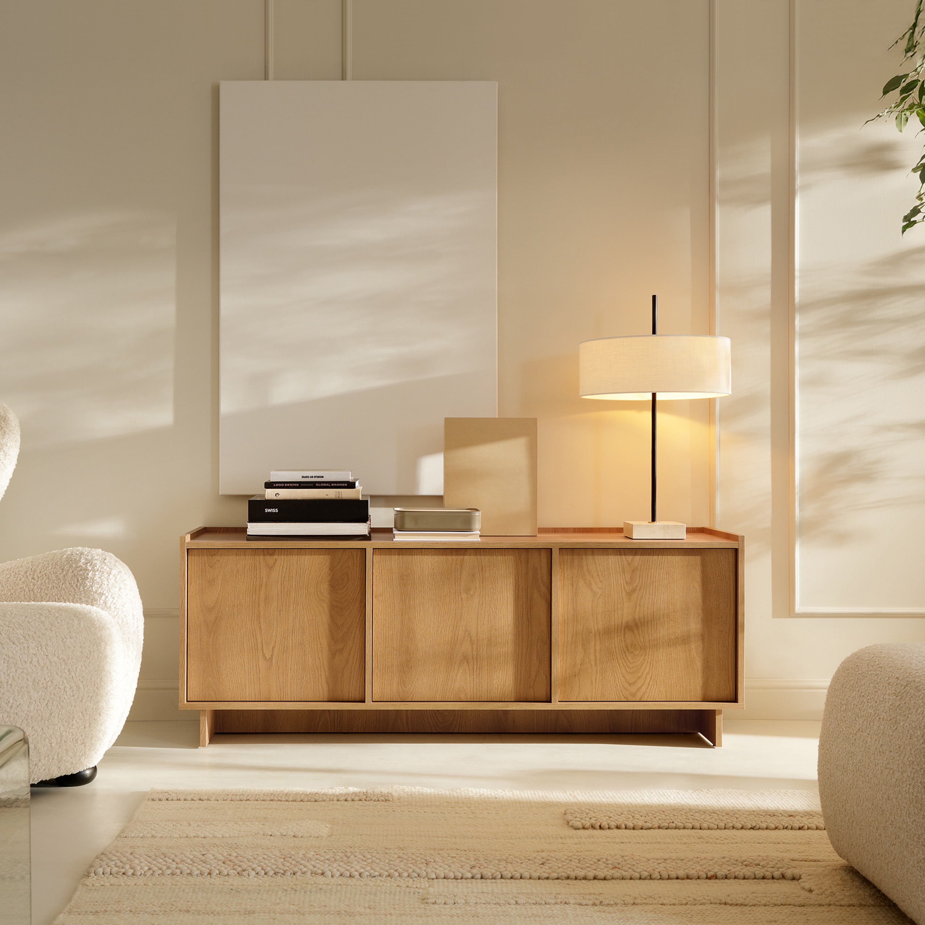 Drehtüriger TV-Schrank Yasumi 147 cm Karamelleiche
