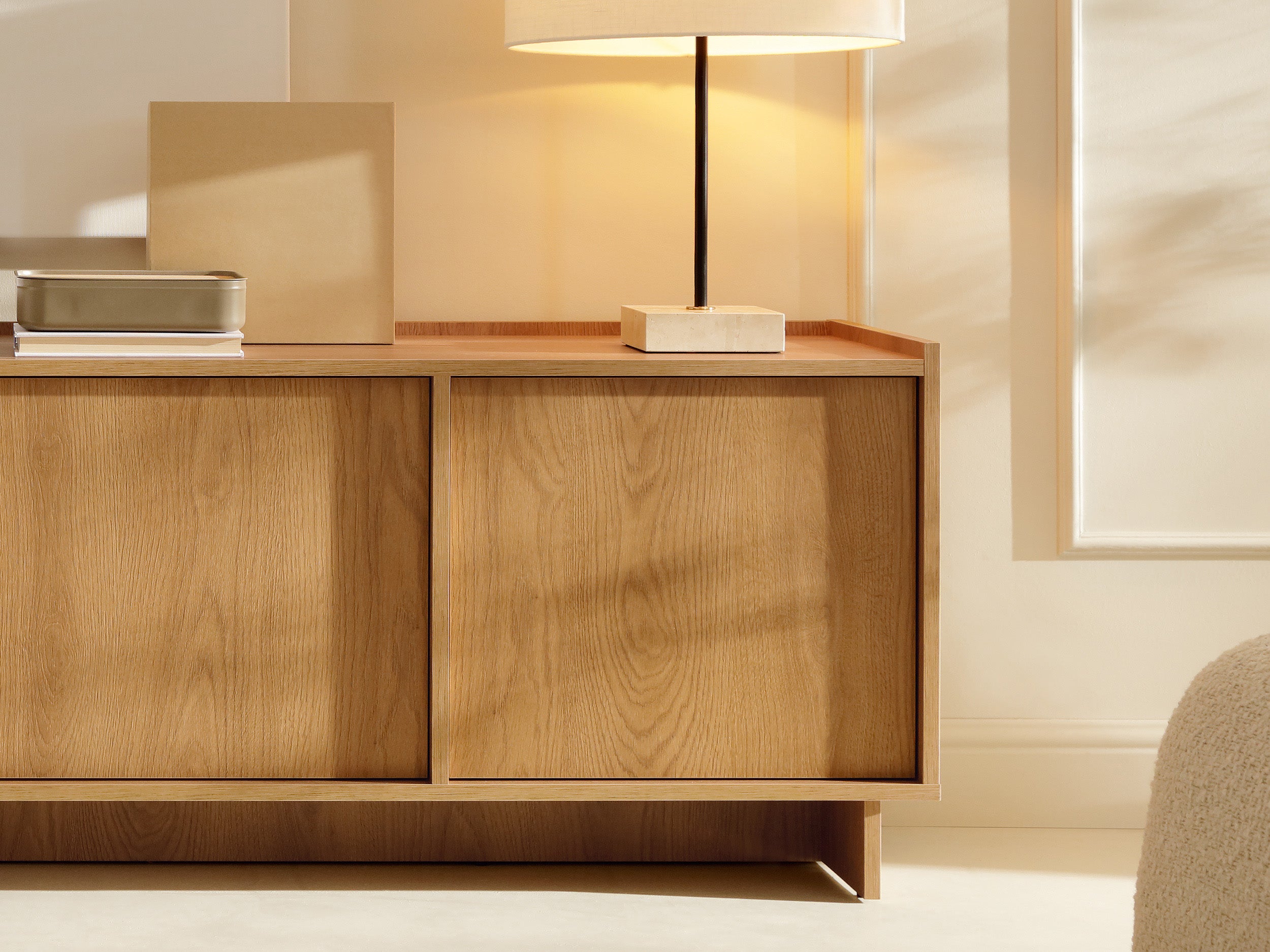 Drehtüriger TV-Schrank Yasumi 147 cm Karamelleiche