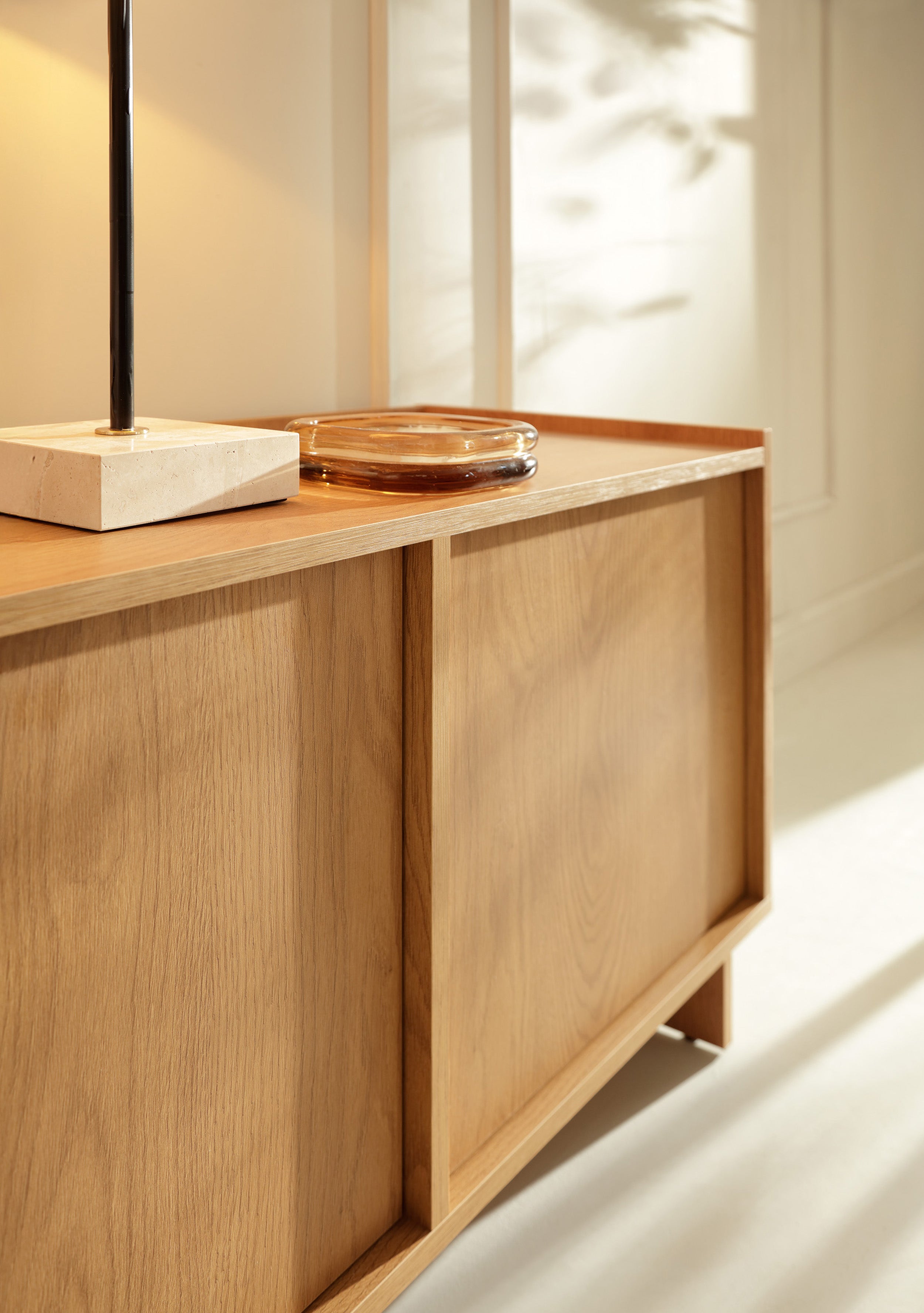 Drehtüriger TV-Schrank Yasumi 147 cm Karamelleiche
