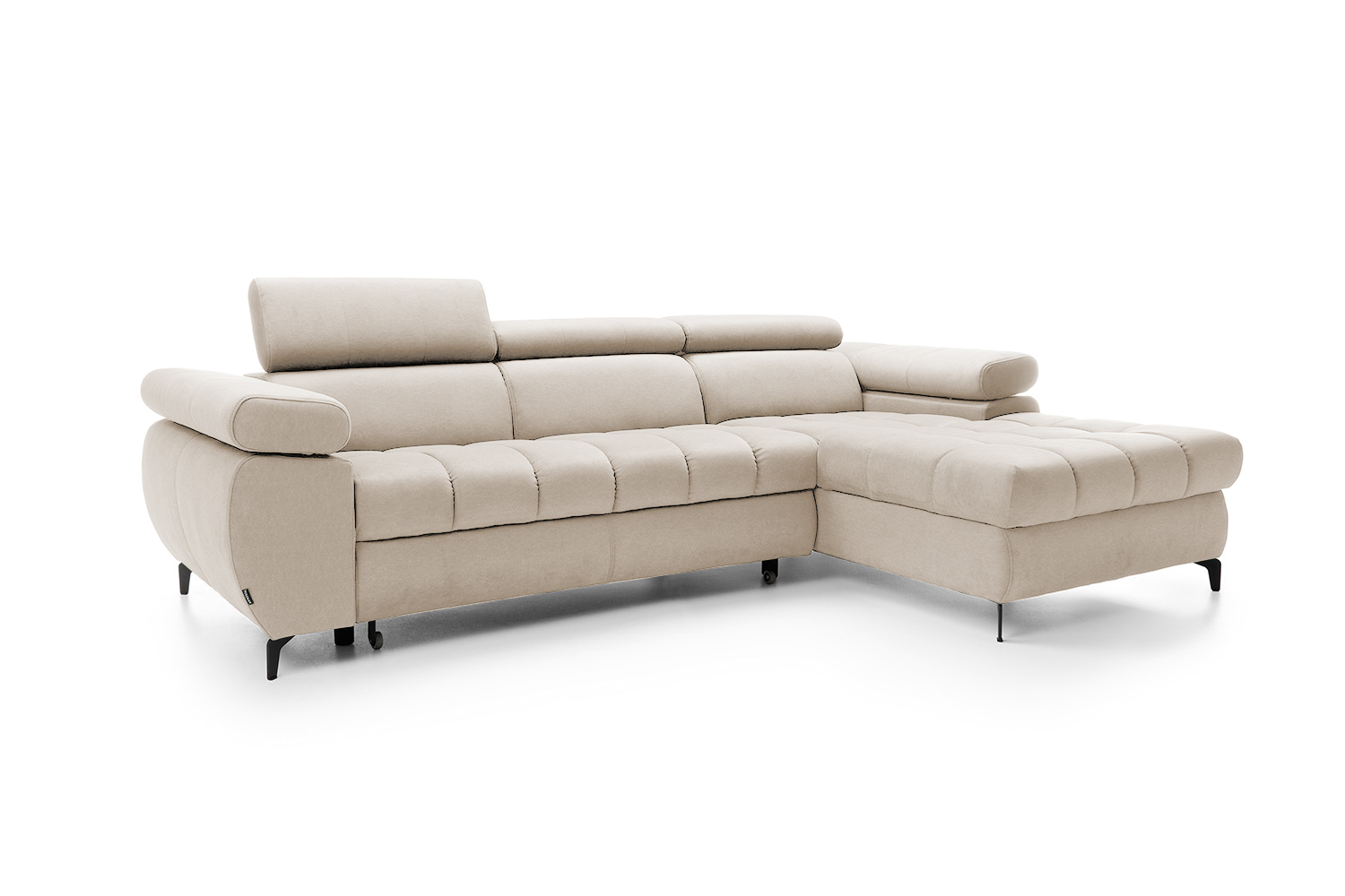 Ecksofa mit Schlaffunktion Pernes L-förmig mit verstellbaren Kopfstützen und Armlehnen sowie einem Stauraum, beige Velours, pflegeleicht, rechtsseitig.