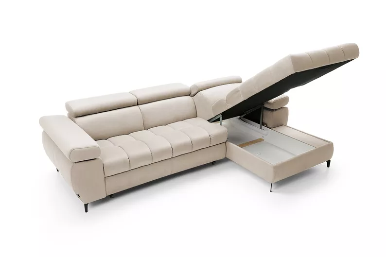 Ecksofa mit Schlaffunktion Pernes L-förmig mit verstellbaren Kopfstützen und Armlehnen sowie einem Stauraum, beige Velours, pflegeleicht, rechtsseitig.