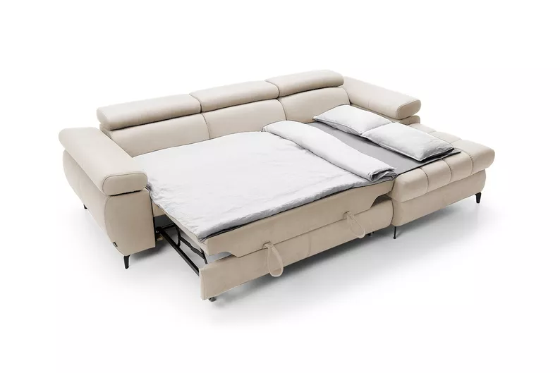 Ecksofa mit Schlaffunktion Pernes L-förmig mit verstellbaren Kopfstützen und Armlehnen sowie einem Stauraum, beige Velours, pflegeleicht, rechtsseitig.