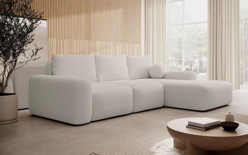 Ecksofa mit Schlaffunktion Carnos L-förmig mit Ball, einzelne Kissen in cremefarbenem hydrophobem Chenille, rechtsseitig.