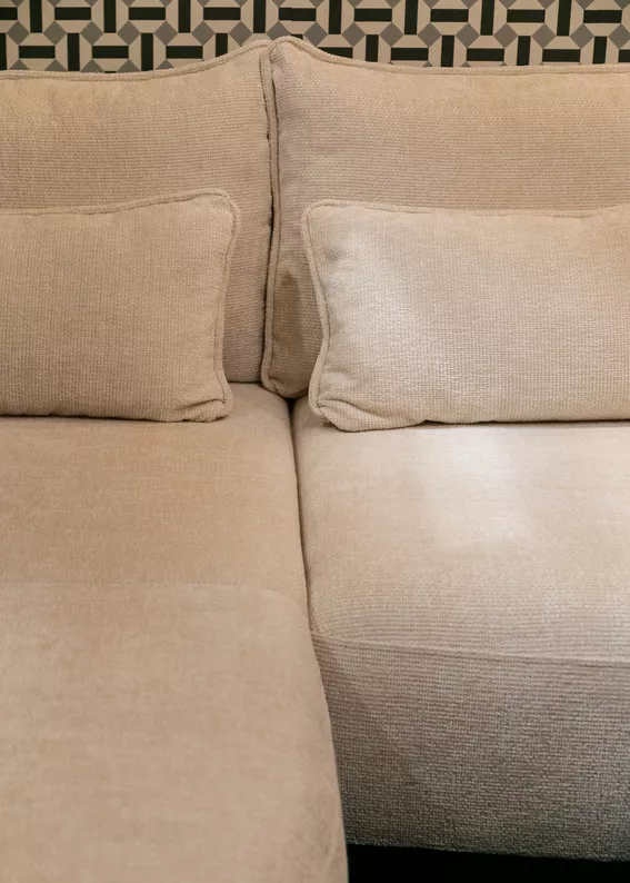 Ecksofa Oblivio mit Schlafunktion L-förmig mit Stauraum cremefarbener Chenille linksseitig