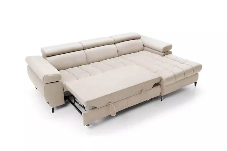 Ecksofa mit Schlaffunktion Pernes L-förmig mit verstellbaren Kopfstützen und Armlehnen sowie einem Stauraum, beige Velours, pflegeleicht, rechtsseitig.